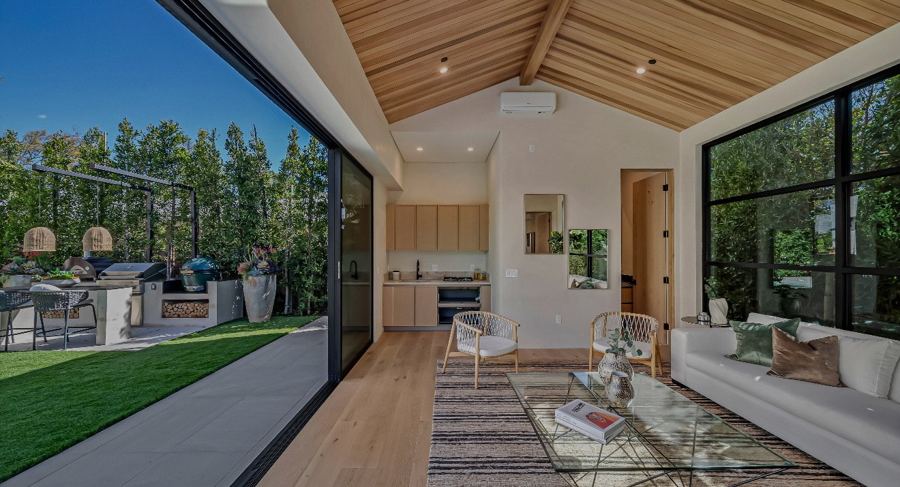 Living room with wood-clad ceiling